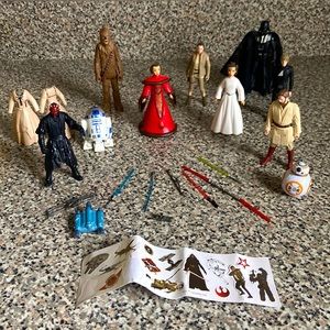 Star Wars 21 Piece Set of Figures Clothes and Weapons